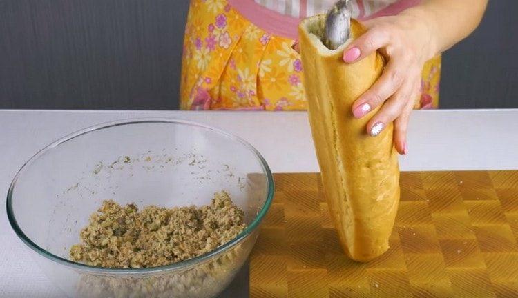 Напълваме хляба с получения пълнеж.