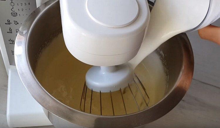 Към яйчената маса добавете растително масло и кефир.