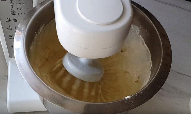 Замесете тестото с миксер.