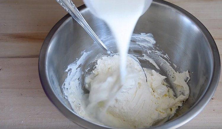 Добавете топло мляко към извараната маса.