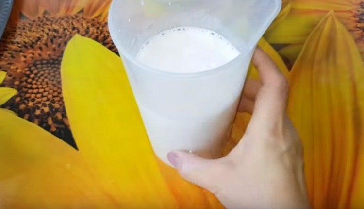 Добавете мляко към зърнените храни.