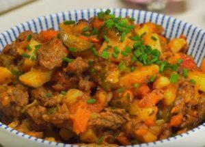 Готвене на вкусни ястия с говеждо месо: две стъпка по стъпка рецепти със снимки.