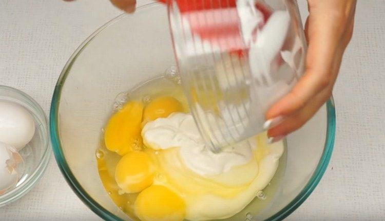 Готвене заквасена сметана и яйце за гювеч.
