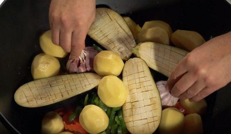 Добавете две глави чесън.
