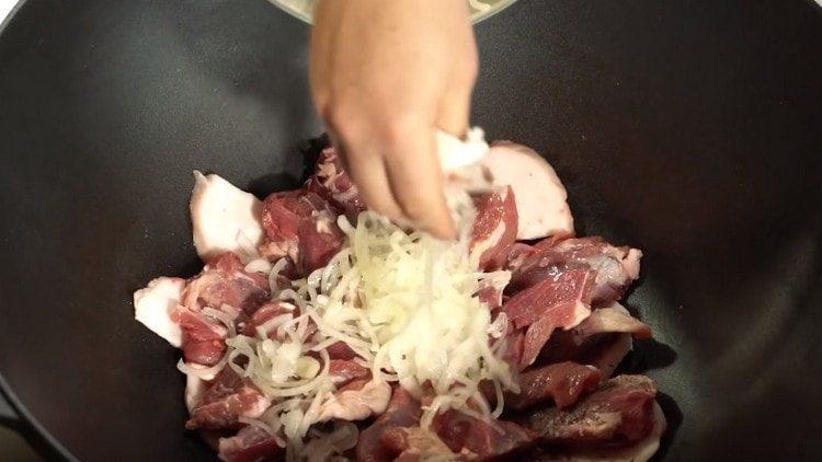 сложете лука отгоре на месото.