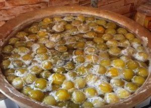 Вкусно сладко от бяла слива: гответе по рецептата със снимка.