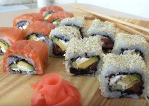 Приготвяме вкусни суши у дома по стъпка по стъпка рецепта със снимка.