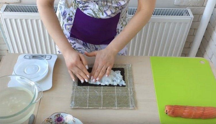 приложете ориз към другата половина на нориновия лист.