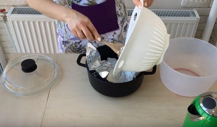 сложете ориза в тиган, покрит с фолио.