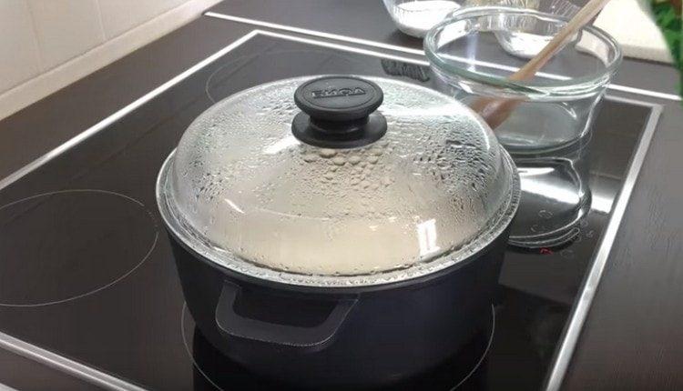 Гответе ориз под капака.