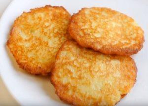 Готвене на вкусни картофени палачинки класическа рецепта със стъпка по стъпка снимки.