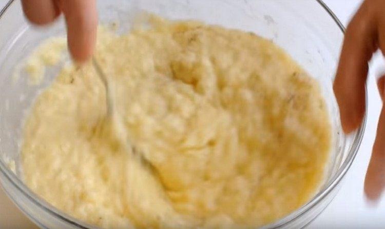 Замесете картофеното тесто.