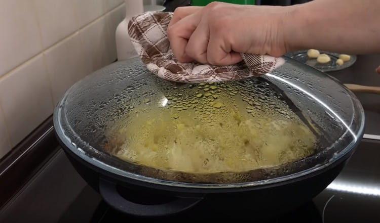 Добавете малко вода и покрийте тигана с капак.