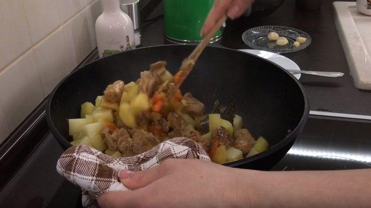 Само готовите картофи вече са смесени.