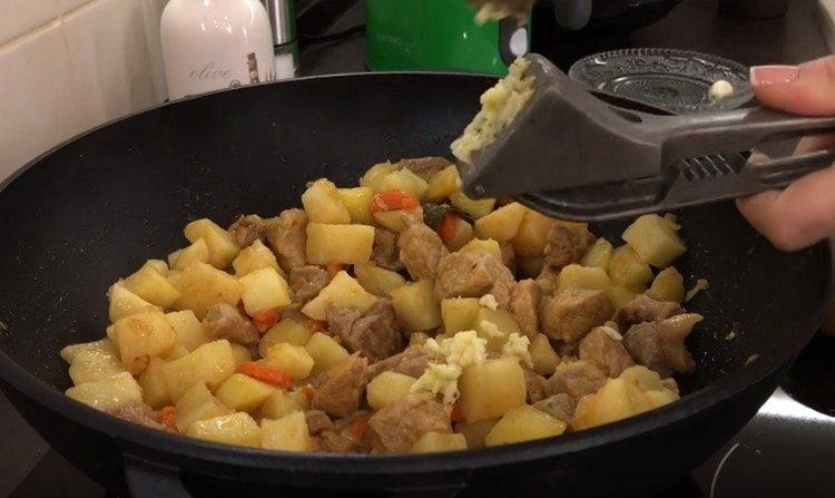 Прекарайте печения чесън през пресата.