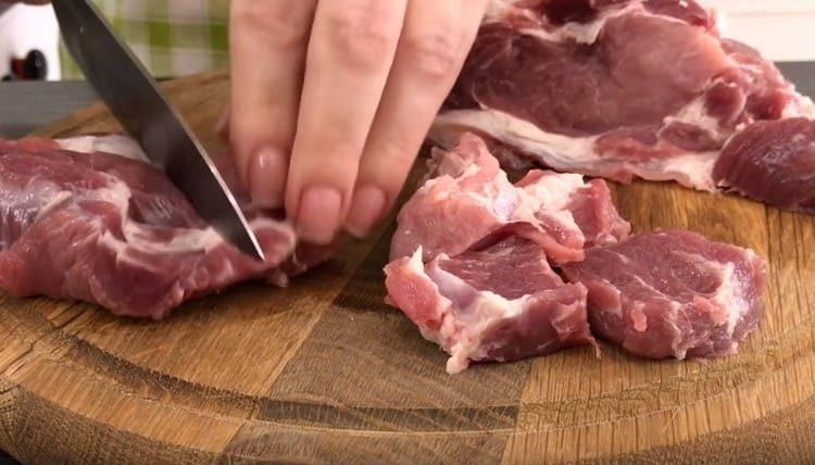 Нарежете месото на доста големи парчета.