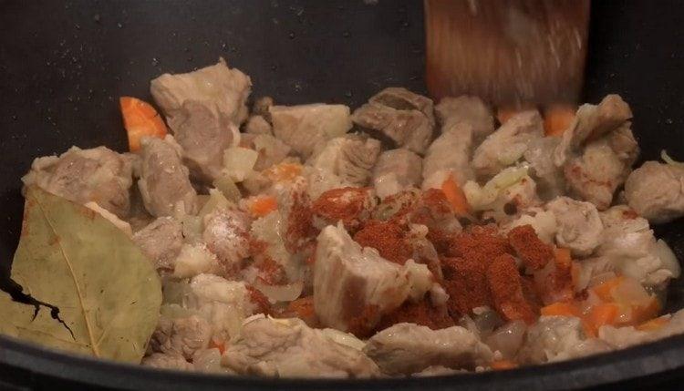 Към месото добавете дафинов лист и червен пипер
