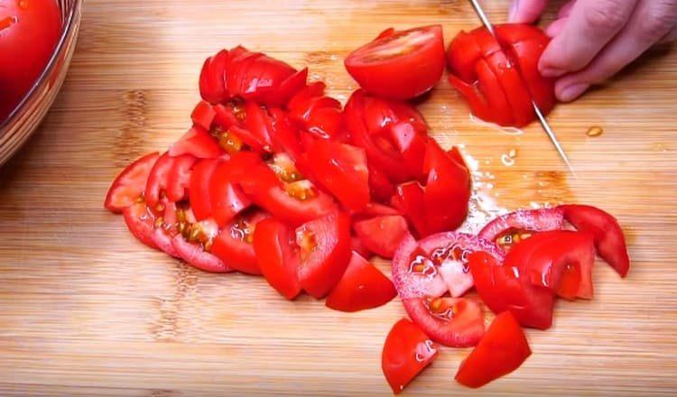 нарязани на филийки домати.
