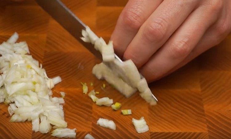 Смелете лука и чесъна.