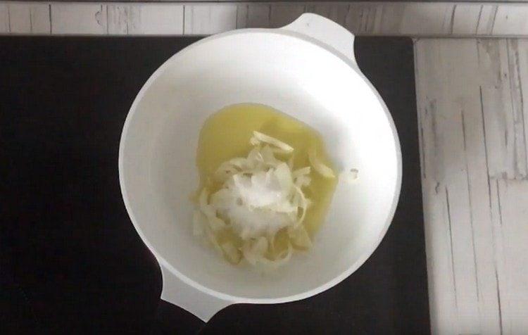 Запържете лука в тиган, като към него добавите захар.