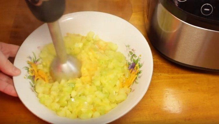 Смесете всички преработени зеленчуци и ги смилайте с пасатор.
