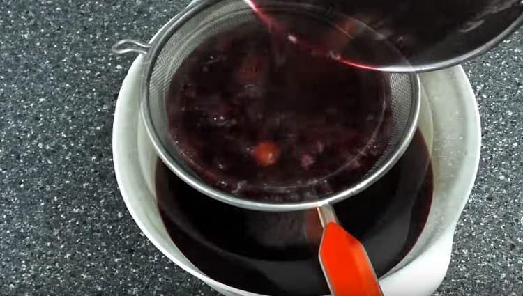 Полученият компот се филтрира през сито.