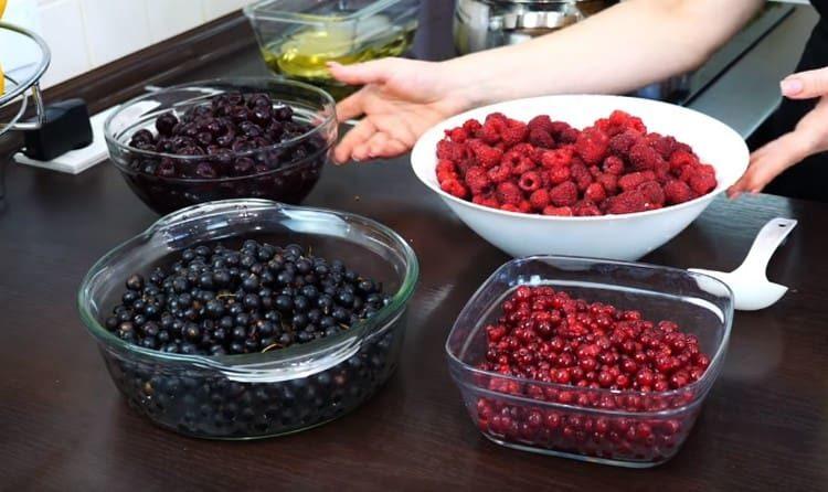 подреждаме всички плодове и измиваме добре.