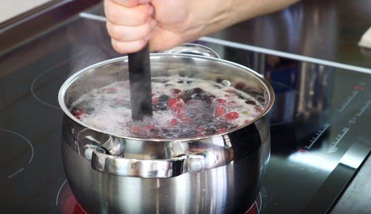 Когато заври с тласкач, омесете плодовете.