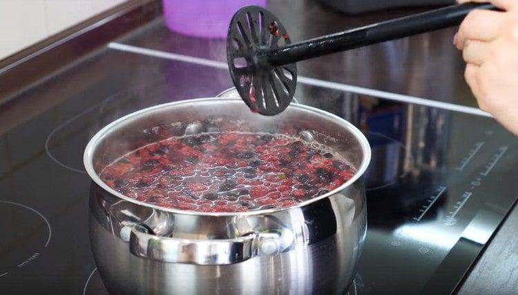 изключете компота, покрийте и оставете да вари.