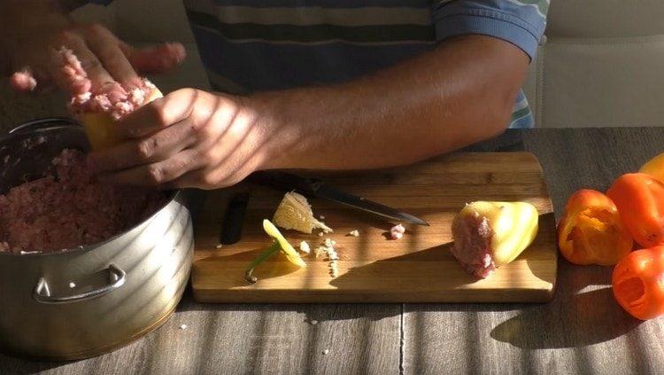 пълним чушките с приготвената кайма.