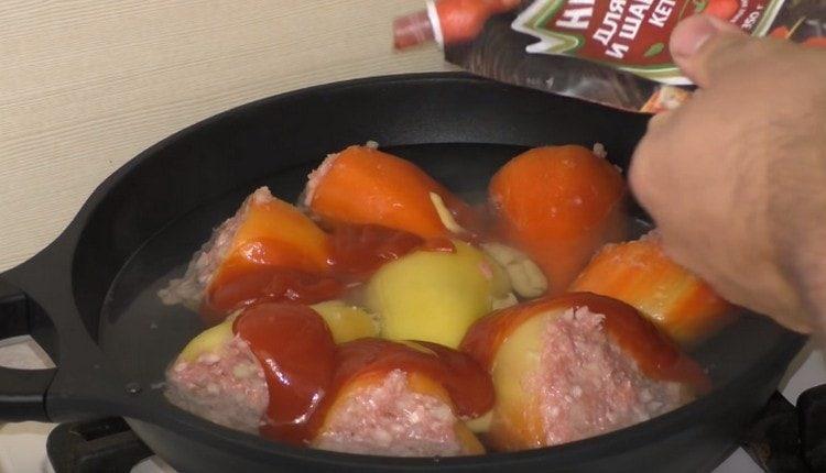 Добавете в тигана към горчичните чушки и кетчупа.