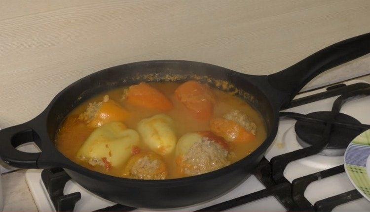 Сега знаете как да готвите пълнени чушки на базата на минимален набор от продукти.
