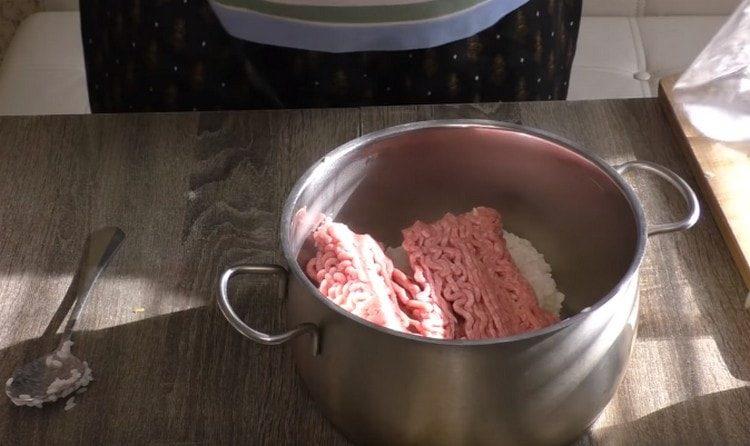 Добавете каймата към ориза с лука.