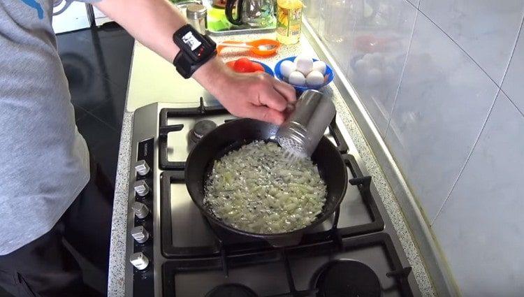 Смелете лука и запържете в тиган.
