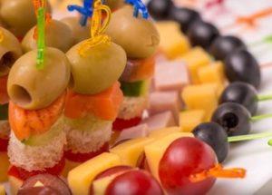 Готвене на вкусни предястия канапе на шишчета: 5 рецепти със стъпка по стъпка снимки.