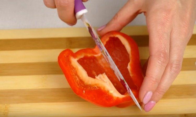 Изчистваме чушките от семена.