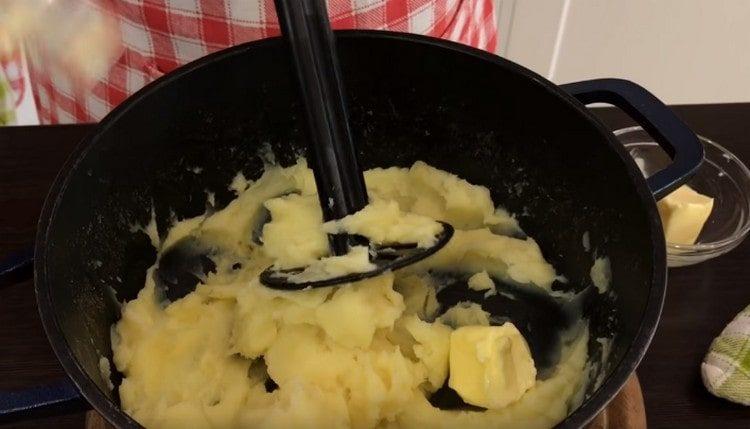 Добавете олио към картофа.