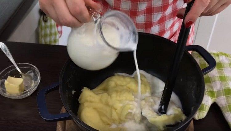 Добавете горещо мляко.