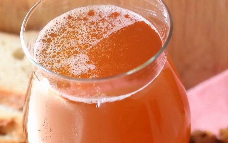 Вкусен квас у дома на ръжен хляб и квас с мая