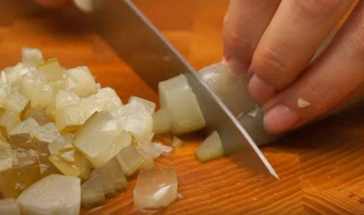 Мариновани краставички с мариновани краставички.
