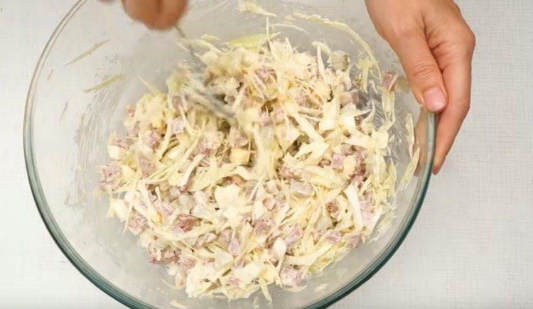 Напълнете пълнежа с майонеза и разбъркайте.