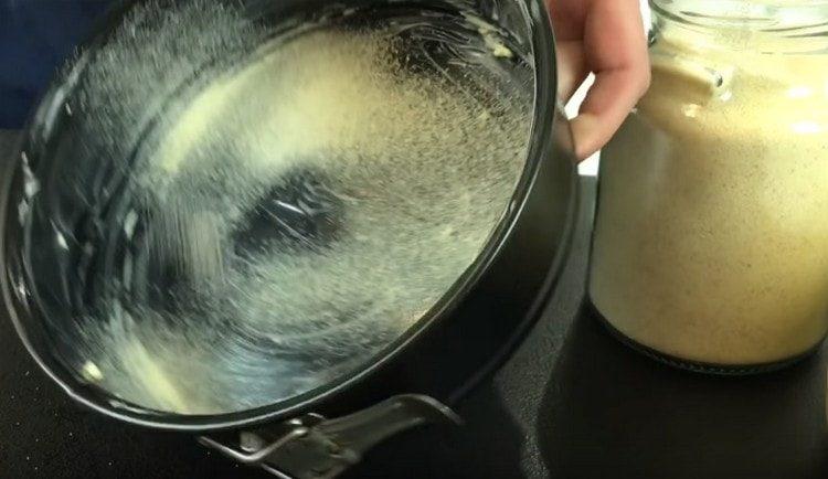 Съдът за печене на маника се намазва с олио и се поръсва с грис.