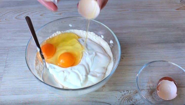На следващо място, добавете заквасена сметана и две яйца.