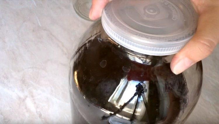 Напълнете буркана с вода, покрийте и разклатете.