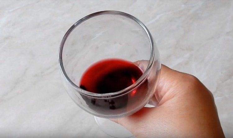 Домашната тинктура от арония на водка ще зарадва не само с отличен вкус и приятен аромат, но и с богат красив цвят.