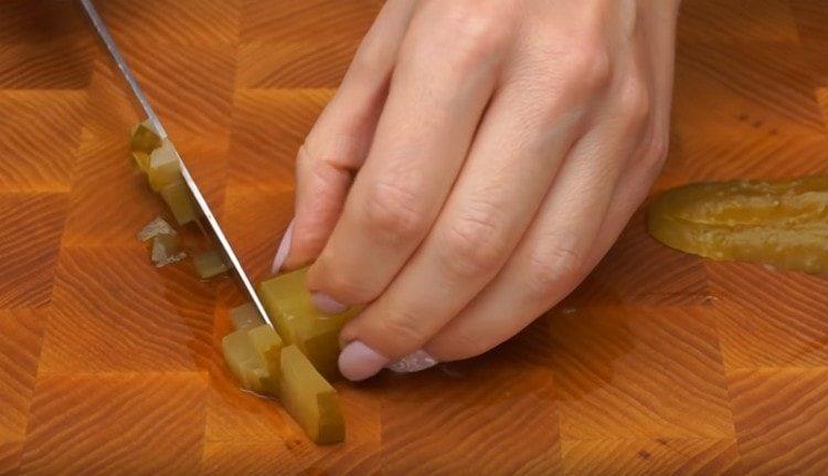 мариновани краставички със зарове.