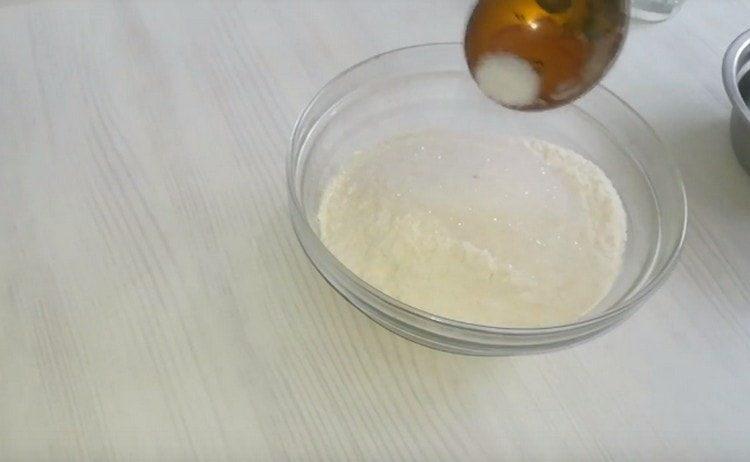 Добавете сол и захар към брашното.