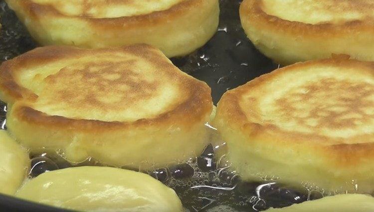 Запържете палачинките от двете страни.
