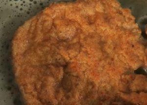 Изпържваме вкусни и сочни свински котлети в тиган според стъпка по стъпка рецепта със снимка.