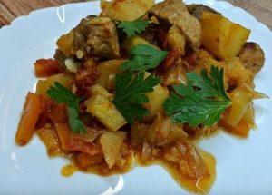 Приготвяме вкусна и задоволителна яхния от тиквички по стъпка по стъпка рецепта със снимка.
